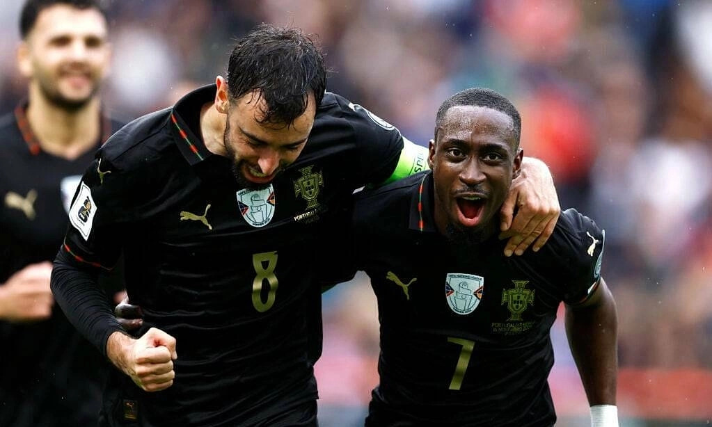 Carlos Forbs ăn mừng cùng Bruno Fernandes sau khi tạo nên dấu ấn trong màu áo tuyển Bồ Đào Nha