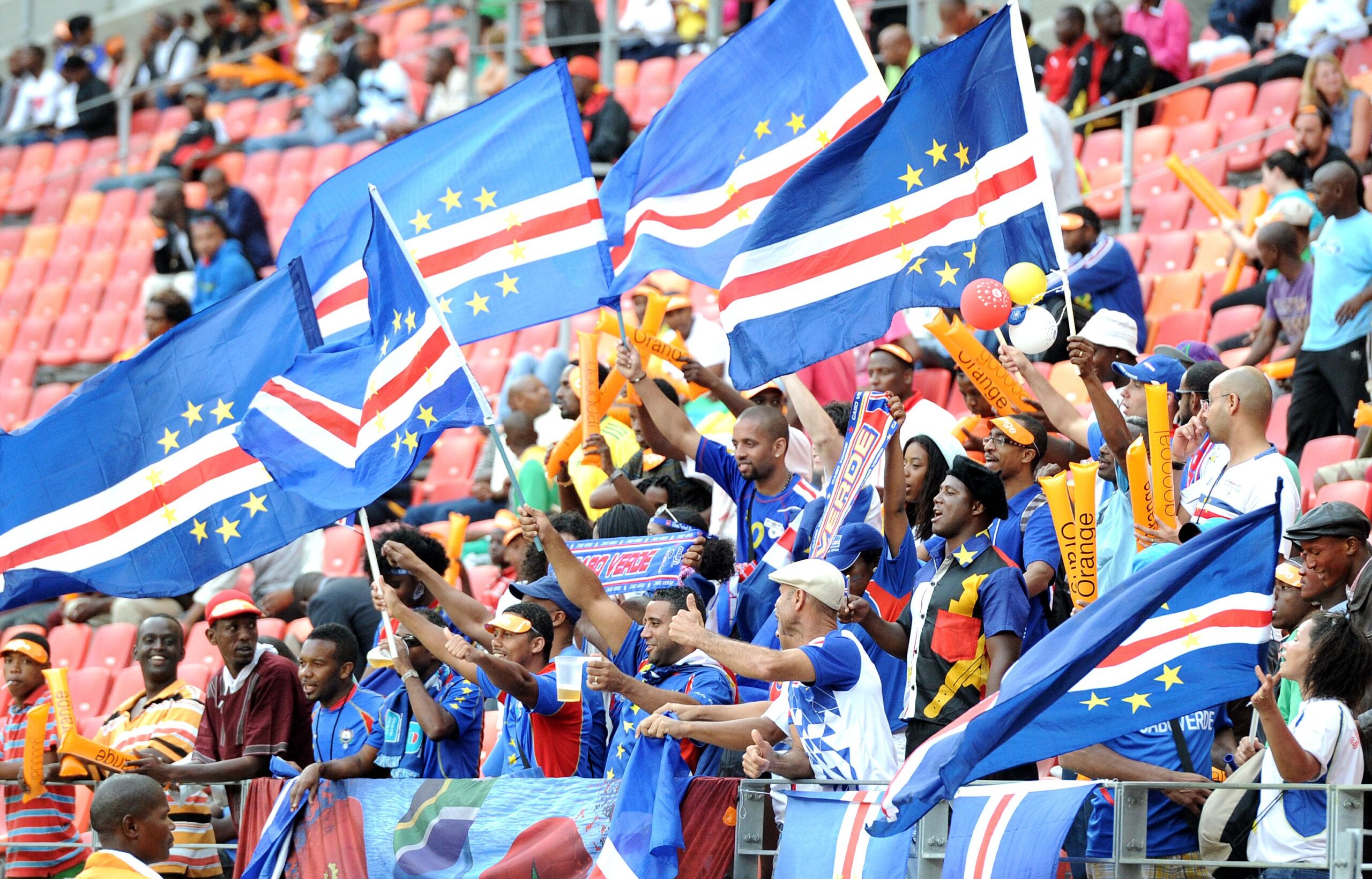 Cổ động viên Cape Verde nhuộm xanh khán đài với quốc kỳ và niềm tự hào dân tộc