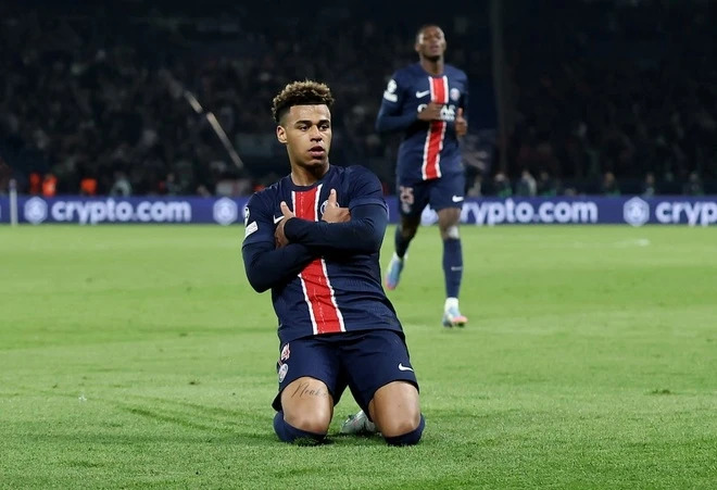 Desire Doue ăn mừng bàn thắng quan trọng vào lưới Liverpool tại Champions League