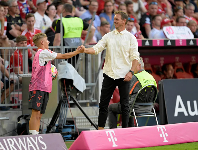 HLV Nagelsmann bắt tay và ôm Lennart Karl khi anh còn là cậu bé nhặt bóng năm 2022