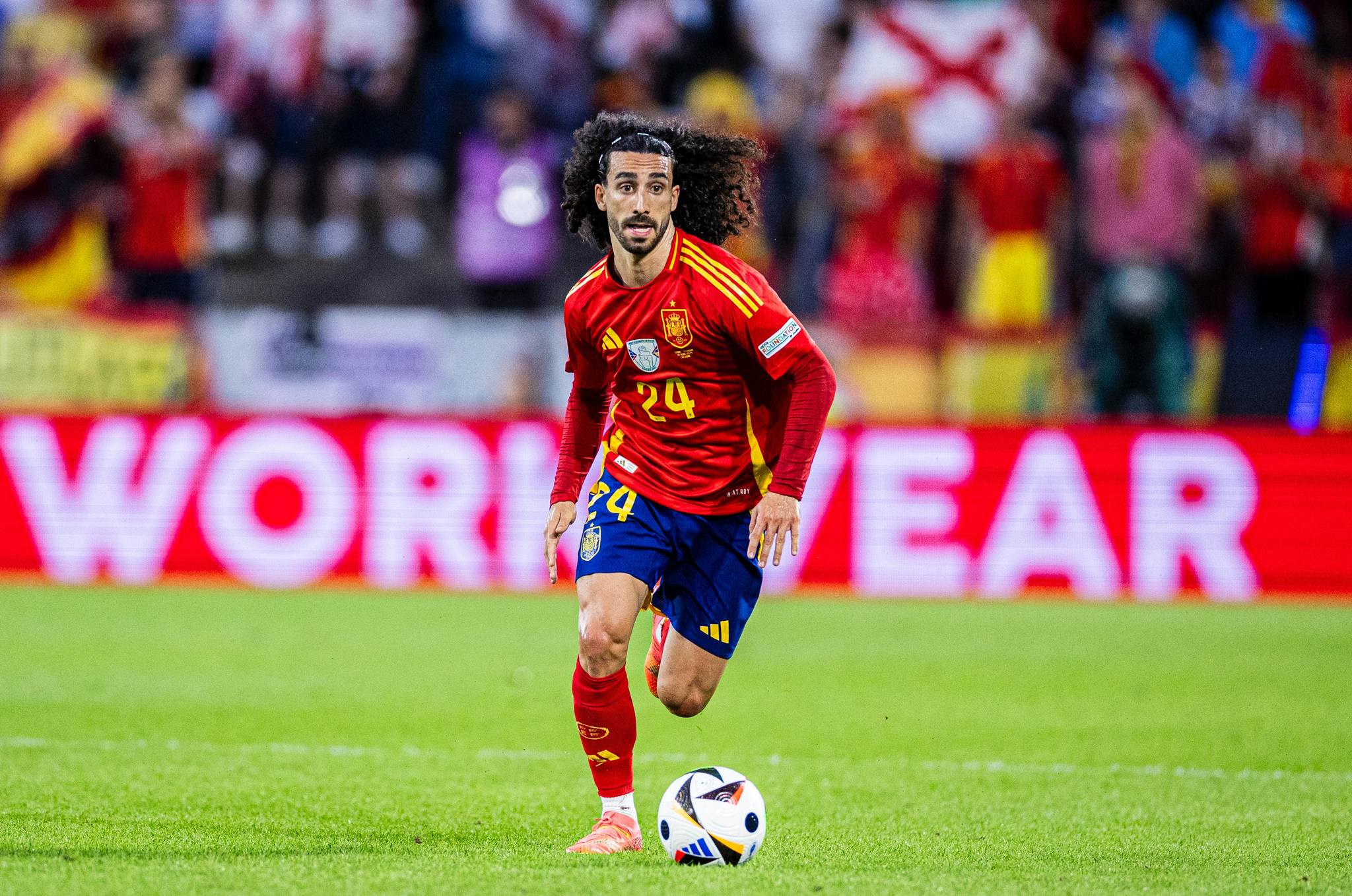 Marc Cucurella nỗ lực tập luyện nhằm giữ vững suất đá chính tại đội tuyển Tây Ban Nha
