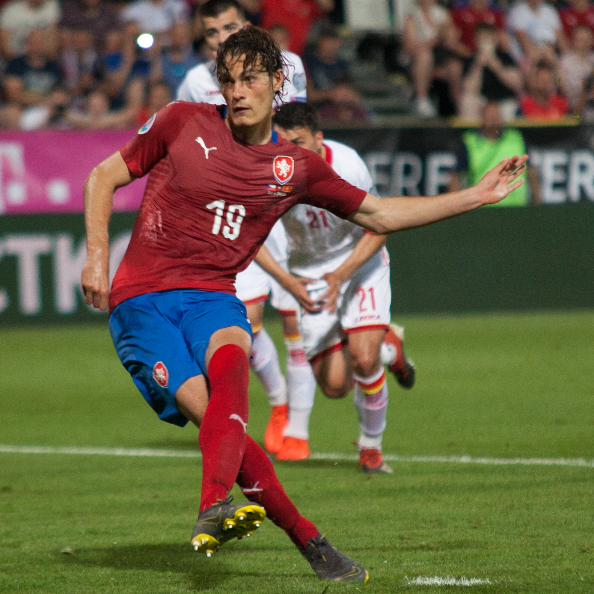 Patrik Schick đá bóng trong đội tuyển Czechia