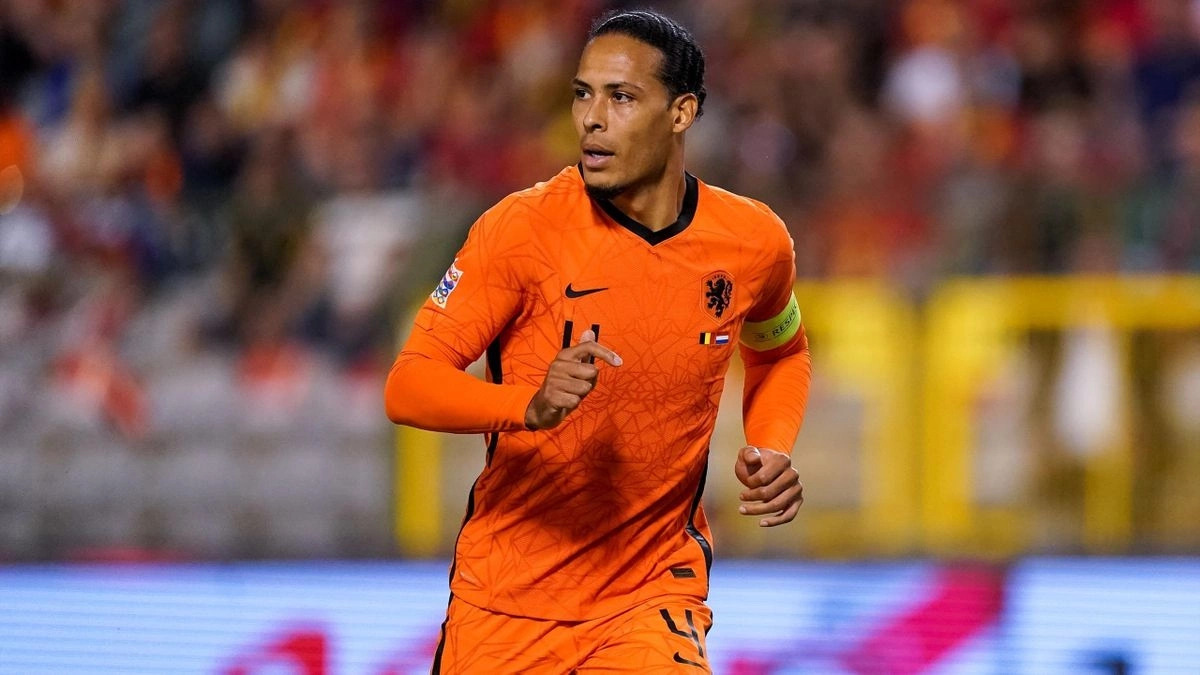 Trung vệ Virgil van Dijk chỉ huy hàng phòng ngự Hà Lan hóa giải các đợt tấn công của Ba Lan