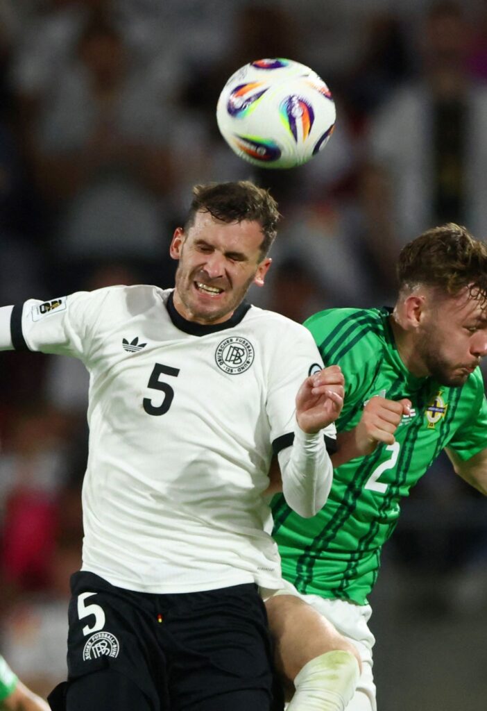 Đức vs Bắc Ireland – pha tranh chấp trên không